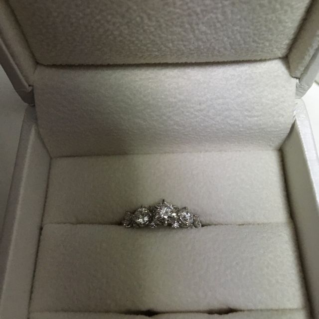 【アンジェリックフォセッテ(Angelique Fossette)の口コミ】 シンプルな指輪を買おうかと思いましたが、旦那さんの勧めで、華やかなも…