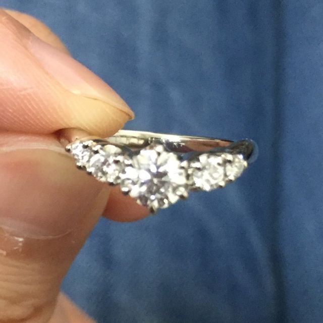 【4℃ BRIDAL(ヨンドシーブライダル)の口コミ】 指が細く長く見えるデザインで、装用したときの感じが一番綺麗でした。ス…