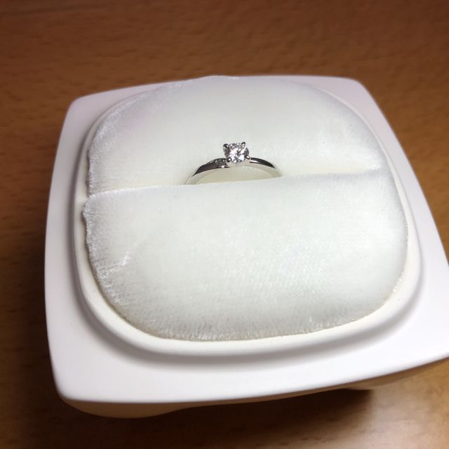 【俄(にわか)の口コミ】 デザインが決め手でした。
大きく見えるダイヤから流れるようにリングに沿…