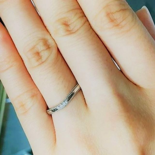 【エクセルコダイヤモンド(EXELCO DIAMOND)の口コミ】 すてきなV字のリングで気に入りました。価格は予算の1.5倍ほどしていたの…