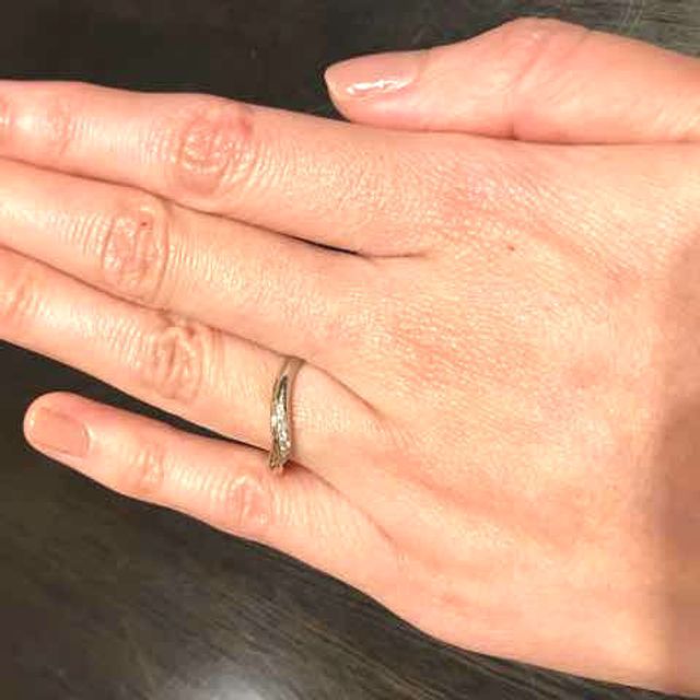 【ケイウノ ブライダル(K.UNO BRIDAL)の口コミ】 リングのラインのウェーブのデザインが非常にきれいです。高い技術力の表…