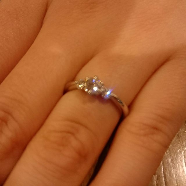 【ROYAL ASSCHER(ロイヤル・アッシャー)の口コミ】 デザインと着け心地です．
リングがＶ字になっていて，指をほっそりと見せ…