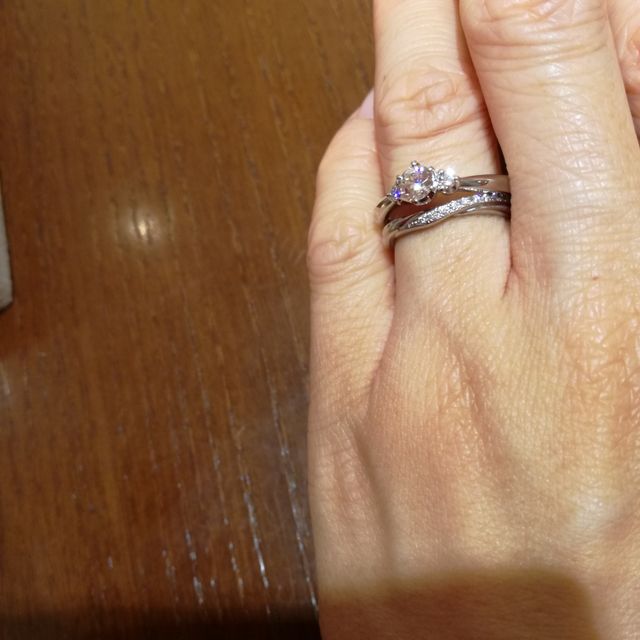 【TRECENTI(トレセンテ)の口コミ】 真ん中のダイヤモンドを引き立たせる、両サイドに小さなメレダイヤがつい…