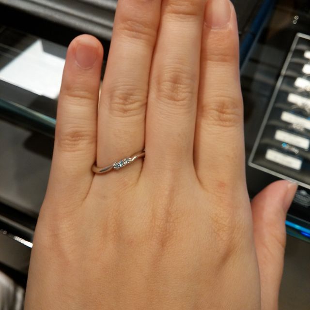 【エクセルコダイヤモンド(EXELCO DIAMOND)の口コミ】 ・婚約指輪を買わなかったので、ダイヤが目立って良い。
・指が太いので斜…