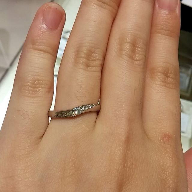 【TRECENTI(トレセンテ)の口コミ】 流れるメレダイヤと真ん中に大きなダイヤがあり、華やかで目に入りました…