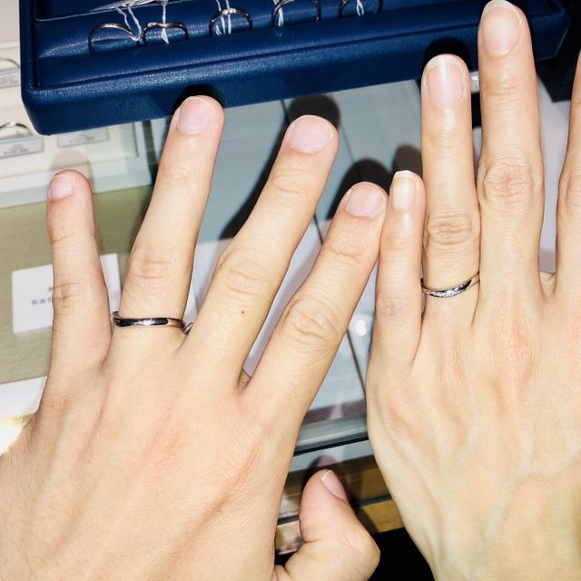 【銀座ダイヤモンドシライシの口コミ】 カーブしたデザインの中でも、指が綺麗に見えるこちらのデザインにしまし…