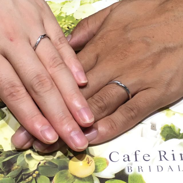 【CAFERING(カフェリング)の口コミ】 
違うところで購入した婚約指輪ですが、重ね付けをしたかったので、婚約指…