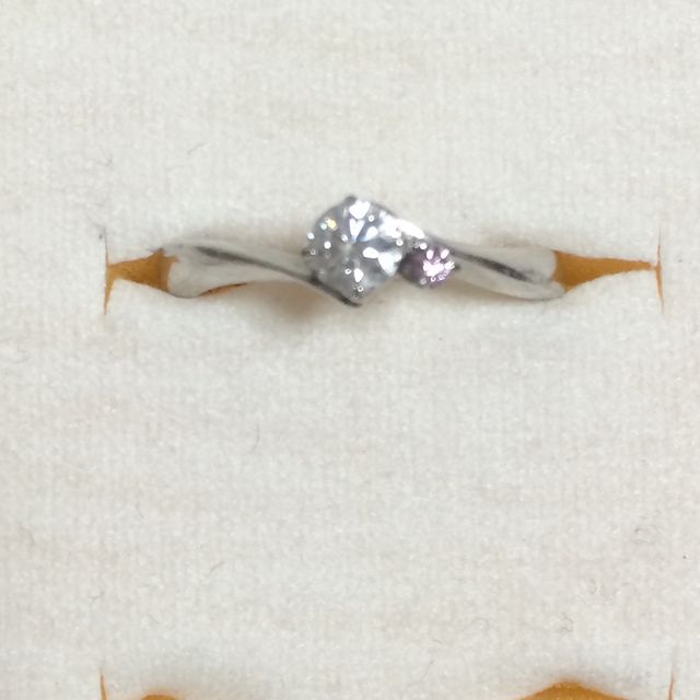 【4℃ BRIDAL(ヨンドシーブライダル)の口コミ】 ホワイトダイヤモンドとピンクダイヤモンドの組み合わせ、また指輪のライ…