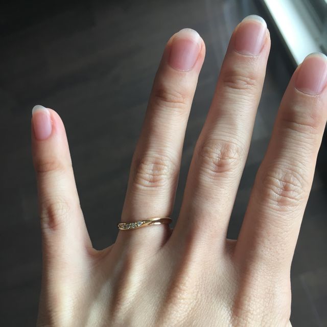 【エクセルコダイヤモンド(EXELCO DIAMOND)の口コミ】 婚約指輪とペアでつけたかったので、合うものを探していました。ゴールド…
