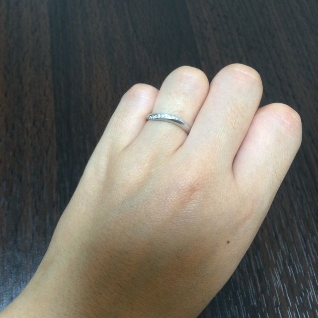 【4℃ BRIDAL(ヨンドシーブライダル)の口コミ】 ウェーブがかった細身のラインの指輪です。デザインが綺麗なうえにダイヤ…