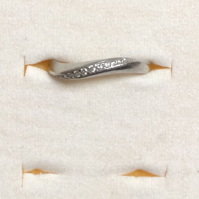 【4℃ BRIDAL(ヨンドシーブライダル)の口コミ】 ウェーブがかった細身のラインの指輪です。デザインが綺麗なうえにダイヤ…