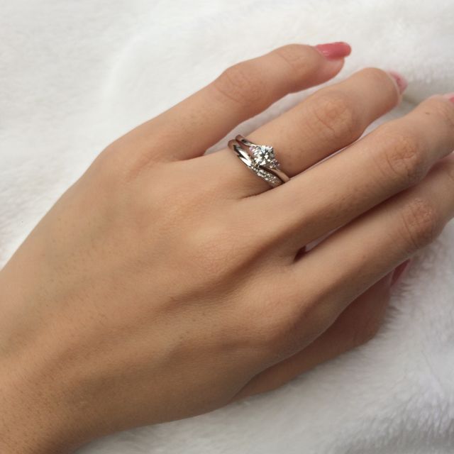 【アイプリモ(I-PRIMO)の口コミ】 彼がデザイン、石を選んでくれました。内側にもブルーのダイヤが埋め込ま…