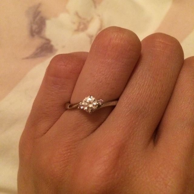 【アイプリモ(I-PRIMO)の口コミ】 彼がデザイン、石を選んでくれました。内側にもブルーのダイヤが埋め込ま…