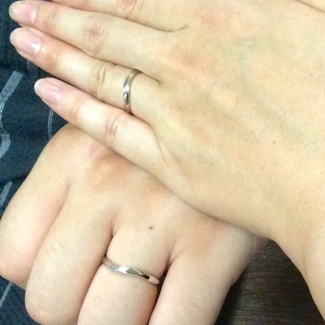 【銀座ダイヤモンドシライシの口コミ】 デザインが特に気に入りました。
シンプルですが、プラチナの質感とウェー…