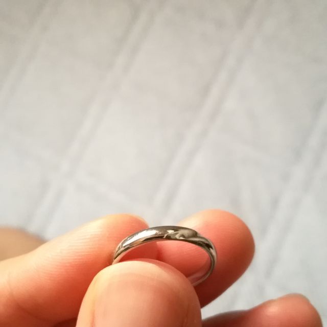 【Something Blue(サムシングブルー)の口コミ】 この指輪を決めた理由はデザインと価格です。
デザインは各ブランドから似…