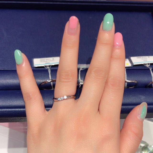 【銀座ダイヤモンドシライシの口コミ】 ダイヤがついてるものでも、デザインがなかなか決まらなかったのでイメー…