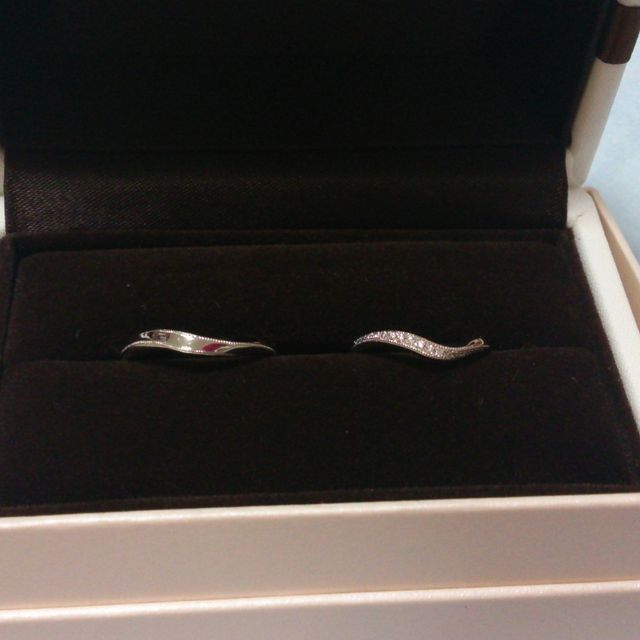 【アイプリモ(I-PRIMO)の口コミ】 結婚指輪の決めてとなったのはデザインでした。
雑誌等でみて、小さいダイ…