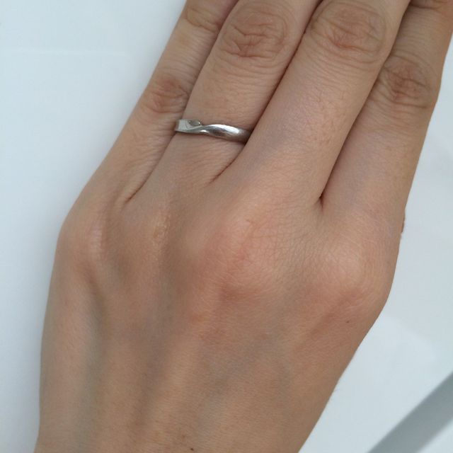 【STAR JEWELRY(スタージュエリー)の口コミ】 シンプルだけど少しデザイン性のある所です。
ストーンを載せているのも、…