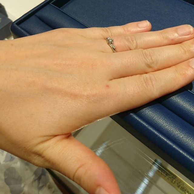 【銀座ダイヤモンドシライシの口コミ】 他のブランドも見ましたが決め手がなく、迷っていた時に珍しいデザインで…
