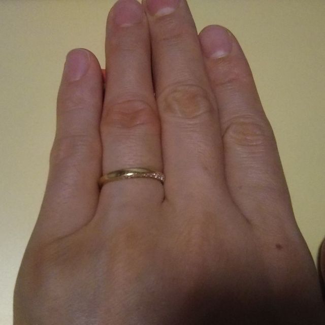 【俄(にわか)の口コミ】 両サイドのダイアのデザインが気に入りました。
自分からも相手からもダイ…