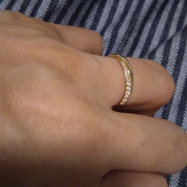 【俄(にわか)の口コミ】 両サイドのダイアのデザインが気に入りました。
自分からも相手からもダイ…