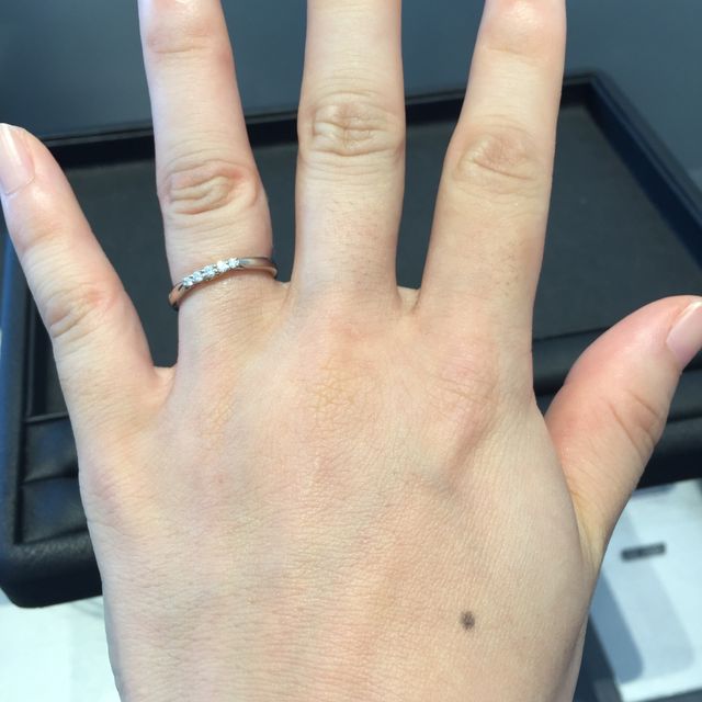 【エクセルコダイヤモンド(EXELCO DIAMOND)の口コミ】 メレダイヤが埋め込まれてて、とてもゴージャスではないが、かと言ってシ…