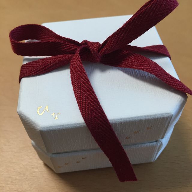 【ひなの口コミ】 結婚指輪同様に、派手なデザインは控えたかったので、小ぶりで、華奢な婚…