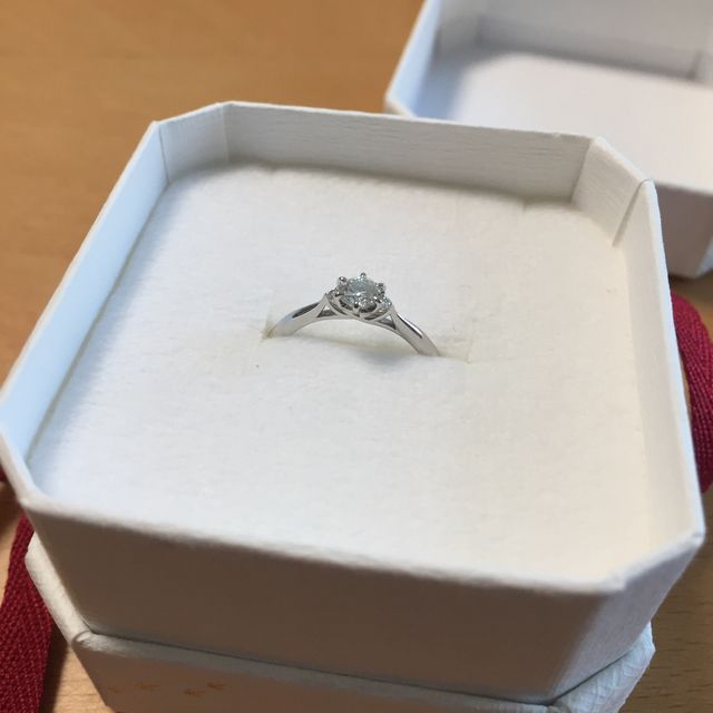 【ひなの口コミ】 結婚指輪同様に、派手なデザインは控えたかったので、小ぶりで、華奢な婚…