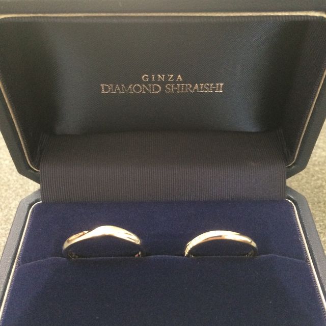 【銀座ダイヤモンドシライシの口コミ】 夫婦ともに派手派手しい指輪が好みでなかったのですが、こちらの指輪はデ…
