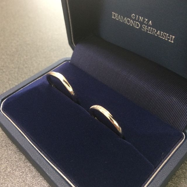 【銀座ダイヤモンドシライシの口コミ】 夫婦ともに派手派手しい指輪が好みでなかったのですが、こちらの指輪はデ…