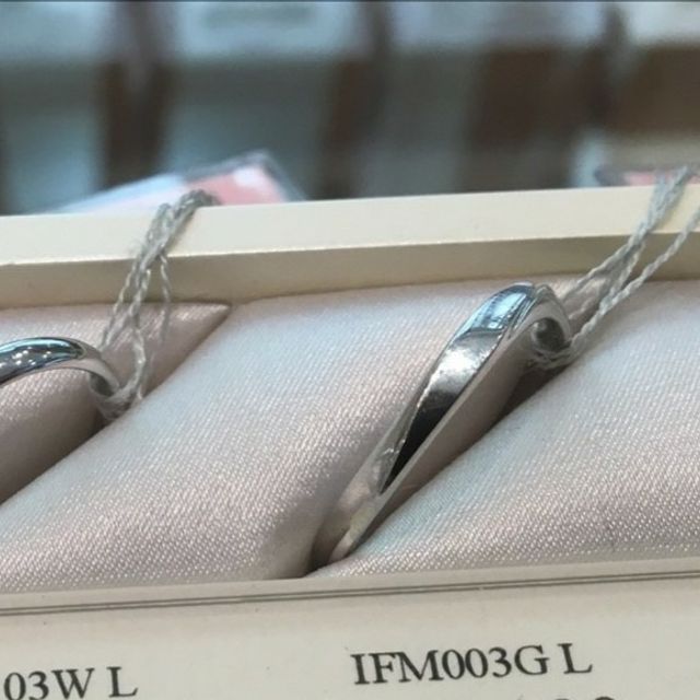 【アネリディギンザ(ANELLI DI GINZA)の口コミ】 婚約指輪もこちらでの購入なので重ね付けした際にしっくりくるものを選び…