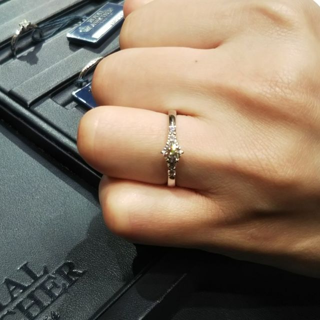 【ROYAL ASSCHER(ロイヤル・アッシャー)の口コミ】 白く輝くダイヤモンドが上品な光を放っており「ロイヤル」という称号に相…