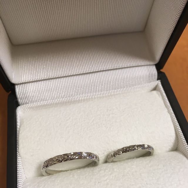 【Galopine & Galopin(ガロピーネガロパン)の口コミ】 掘りが入ったデザインで探しました。こちらの指輪は掘りがナチュラルで、…