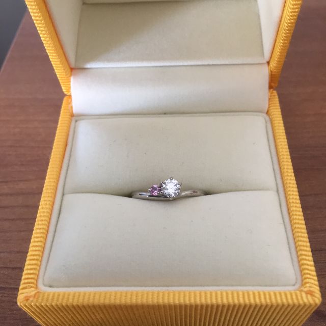 【ケイウノ ブライダル(K.UNO BRIDAL)の口コミ】 ダイヤとピンクサファイアの並んだ感じがとても可愛かったからです。また…