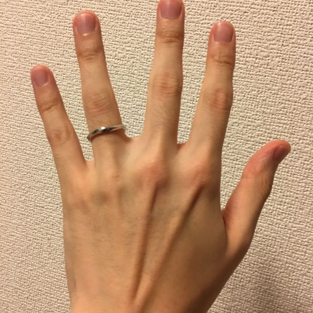 【アイプリモ(I-PRIMO)の口コミ】 四方から見ても輝くダイヤと曲線美に魅かれて購入しました。もともと婚約…