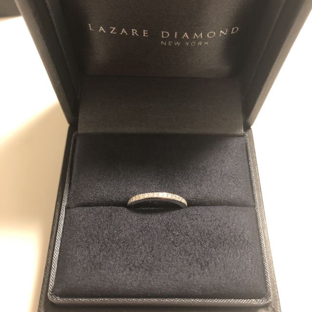 【ラザール ダイヤモンド(LAZARE DIAMOND)の口コミ】 ハーフエタニティタイプで探していました。
指が細いので、華奢なデザイン…