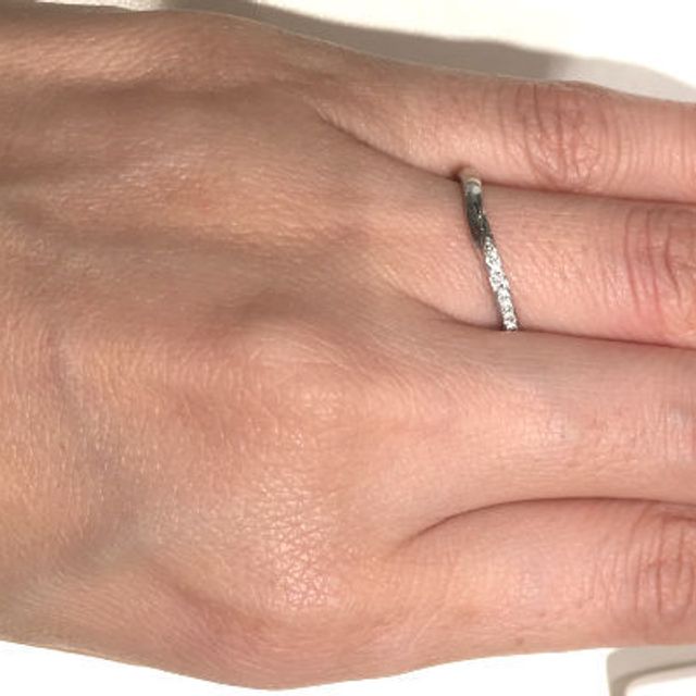 【俄(にわか)の口コミ】 緩やかなカーブは指のラインに合っており、指がきれいに見えます。川の流…