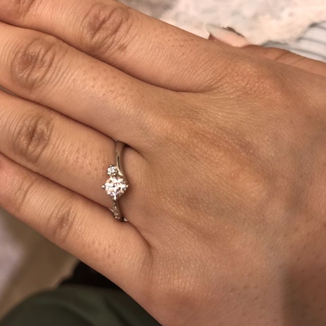 【銀座ダイヤモンドシライシの口コミ】 リングの形に動きがあるため、指馴染みがよく、細く長く見えます、と言わ…