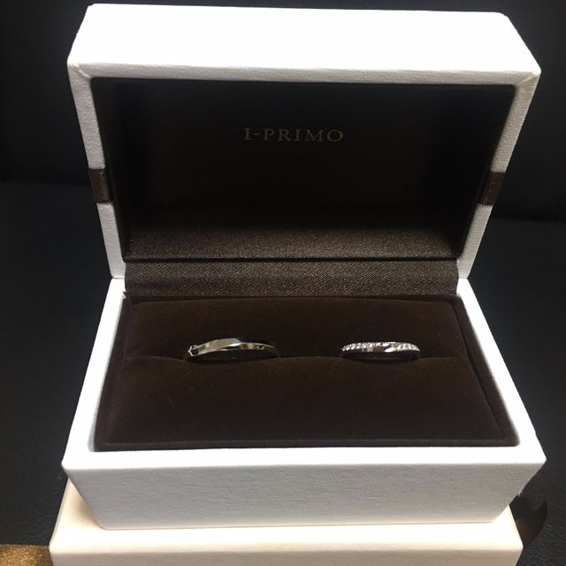 【アイプリモ(I-PRIMO)の口コミ】 婚約指輪のシリアスと重ね付けをすると、より一層キラキラと綺麗に見える
…
