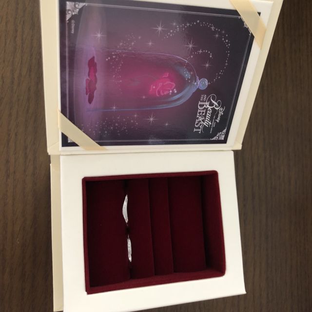 【Beauty and the Beast(ディズニー美女と野獣)の口コミ】 この指輪を見た瞬間にこれだ！と思い決めました(笑)
旦那さんはエンゲージ…