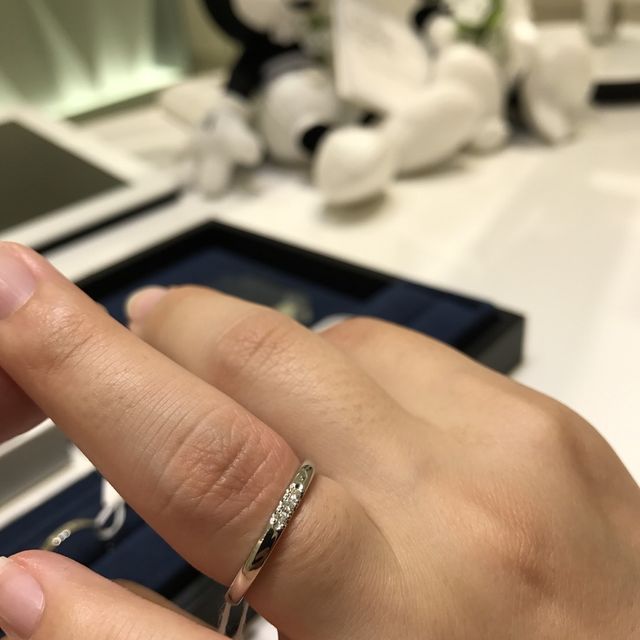 【4℃ BRIDAL(ヨンドシーブライダル)の口コミ】 ダイヤが3個付いており、価格も手頃で可愛いデザインでした！ダイヤ付きで…