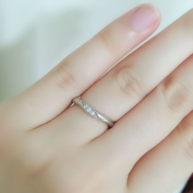 【ラザール ダイヤモンド(LAZARE DIAMOND)の口コミ】 シンプルなデザインで、でも周りの友人とは被らないものがいいなと思い、…