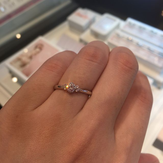 【MILK&Strawberry(ミルクアンドストロベリー)の口コミ】 採掘が貴重なピンクダイヤの可愛らしさに惹かれて試着しました。指が太く…