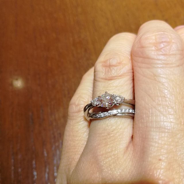 【TRECENTI(トレセンテ)の口コミ】 両サイドに大きめのメレダイヤが2石ついたデザインですので、手元をより華…