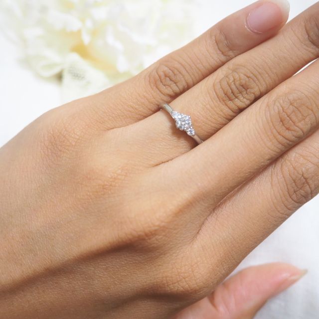 【銀座ダイヤモンドシライシの口コミ】 華奢なデザインで細い私の指にも合ったのが決め手。また、色や形などダイ…