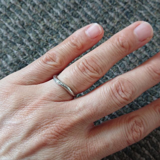 【ヴァンドーム青山(VENDOME AOYAMA)の口コミ】 指にフィットして流れるようなデザインでした。小さなダイヤモンドが五つ…