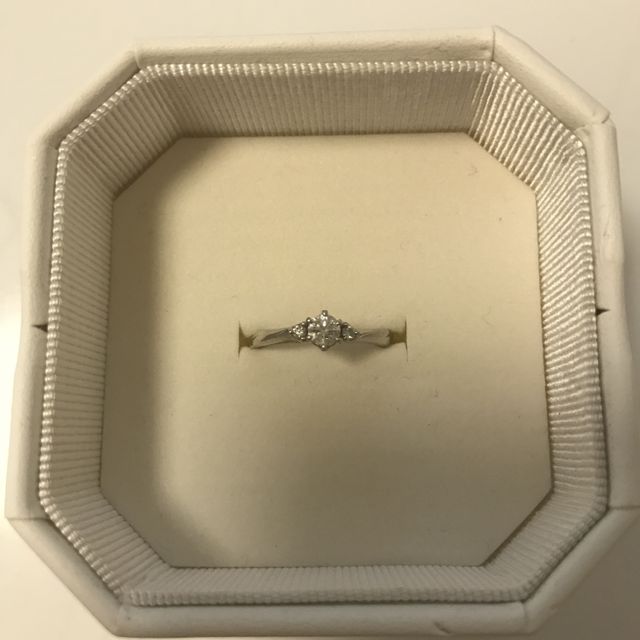 【4℃ BRIDAL(ヨンドシーブライダル)の口コミ】 結婚指輪と重ね付けしたときに、とてもキレイだったことが決めてです。
ま…