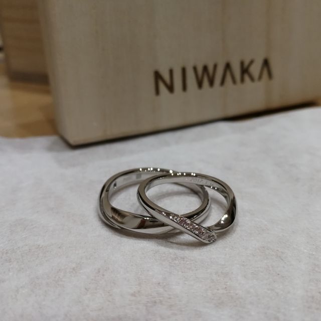 【俄(にわか)の口コミ】 俄リングの曲線美と綺麗なピンクメレダイヤに一目惚れでした。
仄かなピン…