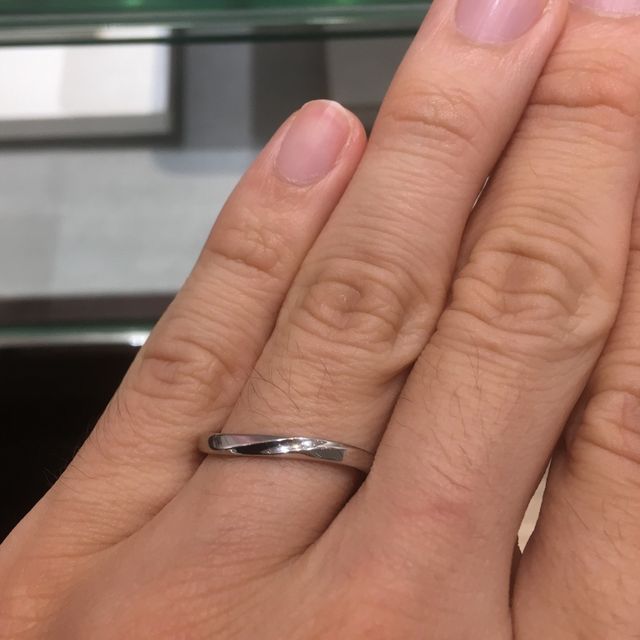 【アイプリモ(I-PRIMO)の口コミ】 別の指輪を試着したく訪問したのですが、同系統のデザインということでこ…