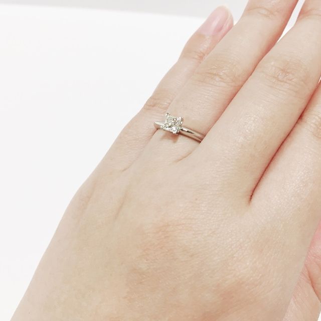 【ティファニー(Tiffany & Co.)の口コミ】 ストレートの立て爪が好みで選んでいたのですが、プリンセスカットが珍し…